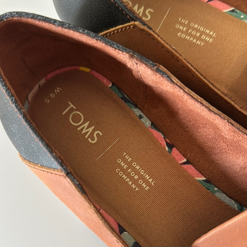 Toms Woman's Brown Leather Flats Classic Loafers / Size 9.5 - Picture 3 of 8